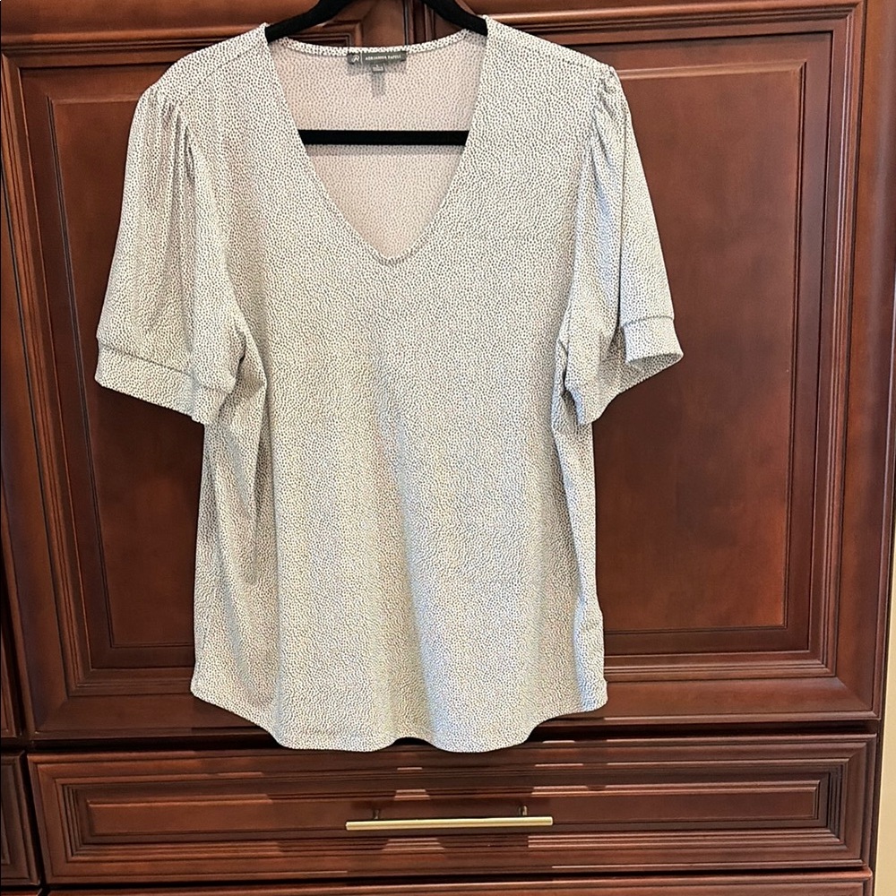 Women's V-Neck Short Sleeve Top - White